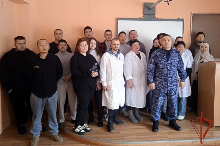 Росгвардеец провел профориентационную встречу со студентами Республики Алтай