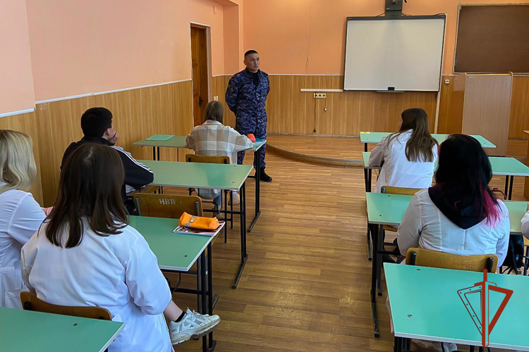 Росгвардеец провел профориентационную встречу со студентами Республики Алтай