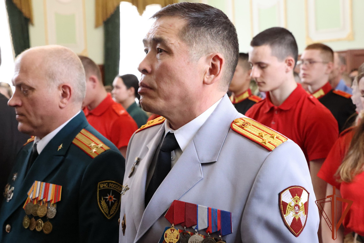 Росгвардейцы приняли участие в церемонии вручения Золотой Звезды родным старшего лейтенанта Александра Кускова
