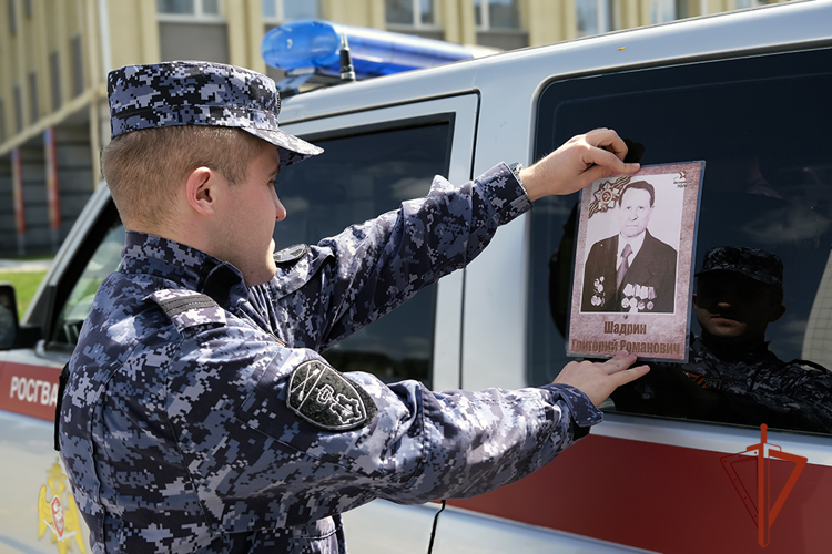 В Республике Алтай росгвардейцы участвуют в акции «Бессмертный автополк»