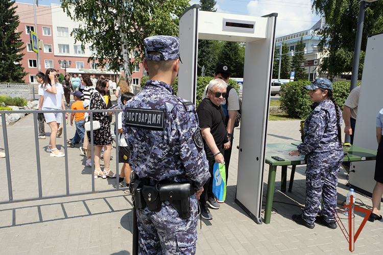Росгвардия обеспечила безопасность празднования Дня России в Горно-Алтайске