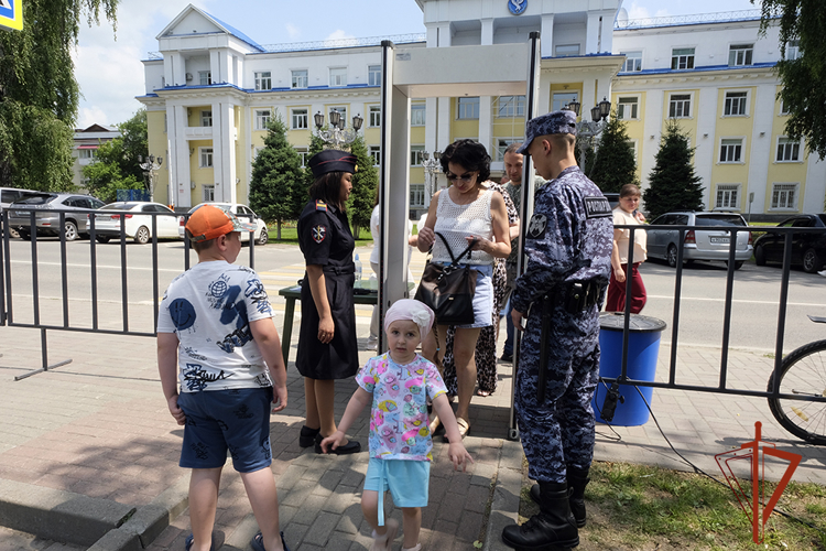 Росгвардия обеспечила безопасность празднования Дня России в Горно-Алтайске