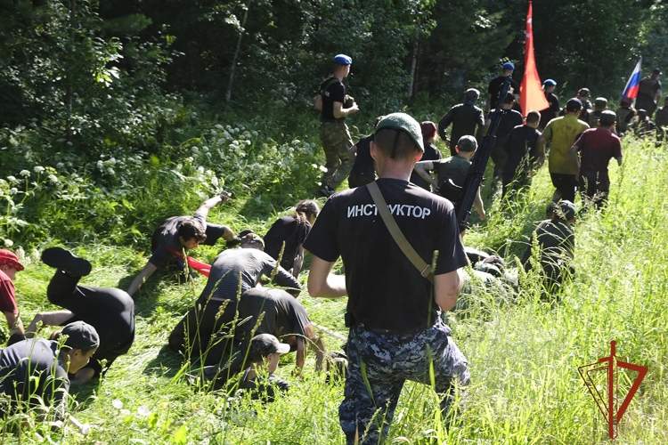 В Республике Алтай спецназ Росгвардии принял участие в сдаче нормативов на право ношения василькового и черного беретов 