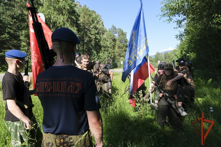 В Республике Алтай спецназ Росгвардии принял участие в сдаче нормативов на право ношения василькового и черного беретов 