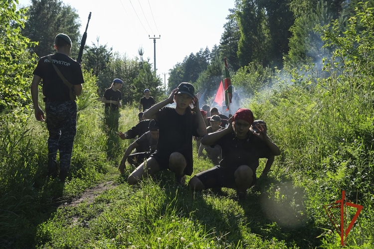 В Республике Алтай спецназ Росгвардии принял участие в сдаче нормативов на право ношения василькового и черного беретов 