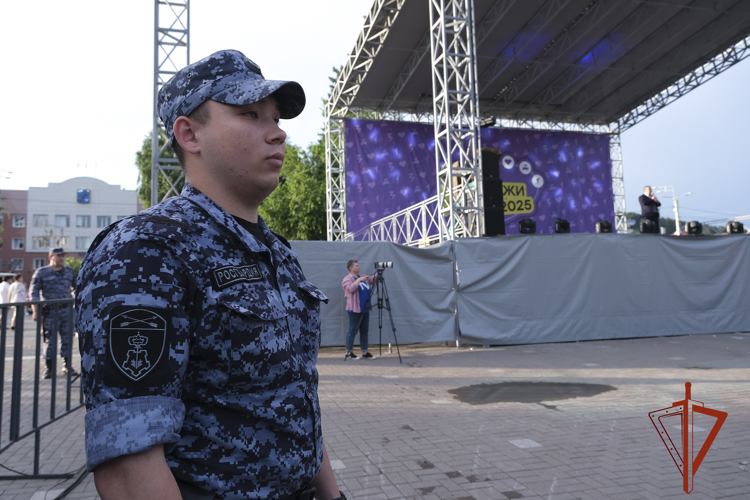 Росгвардия приняла участие в обеспечении правопорядка в период празднования Дня молодежи в Горно-Алтайске