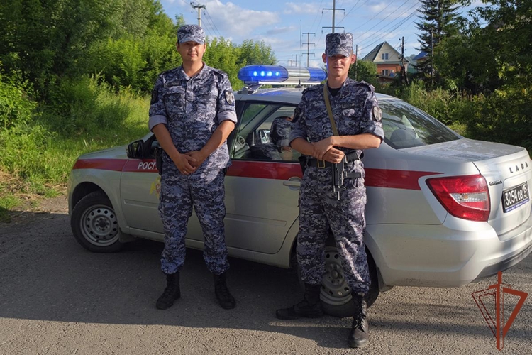 Росгвардейцы эвакуировали жильцов из горящего частного дома в Республике Алтай