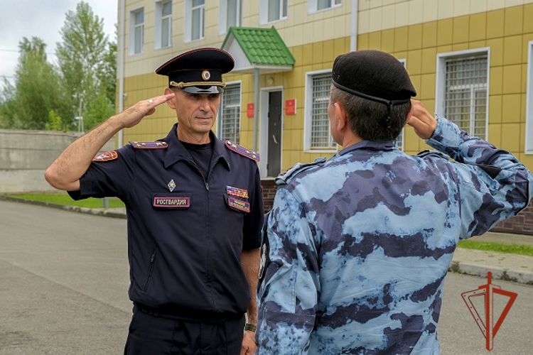 В Республике Алтай молодым сотрудникам ОМОН «Шонкор» вручили черные береты