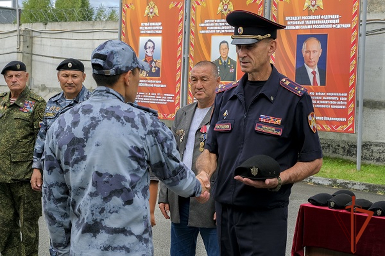 В Республике Алтай молодым сотрудникам ОМОН «Шонкор» вручили черные береты