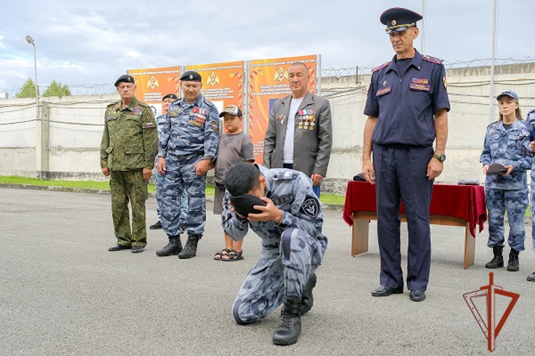 В Республике Алтай молодым сотрудникам ОМОН «Шонкор» вручили черные береты