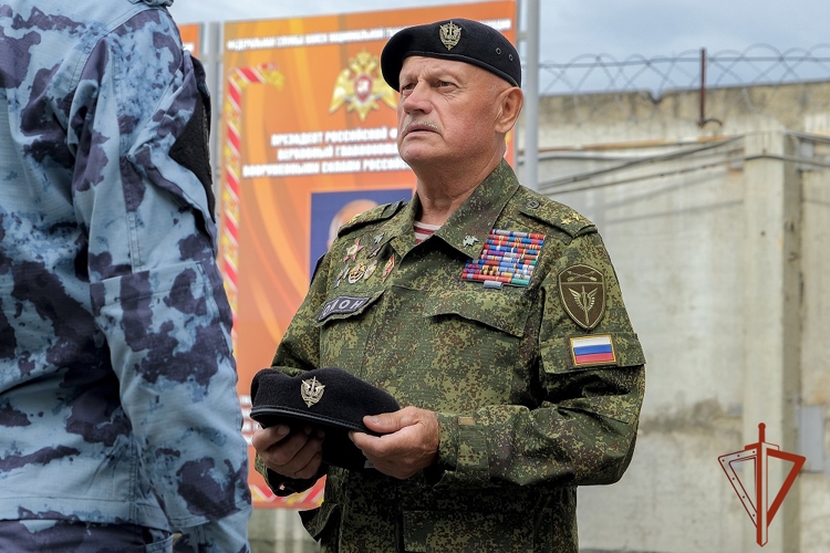В Республике Алтай молодым сотрудникам ОМОН «Шонкор» вручили черные береты