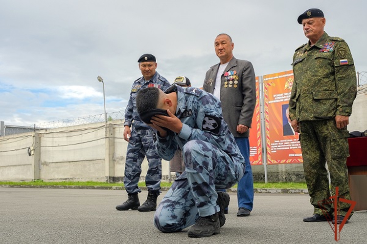 В Республике Алтай молодым сотрудникам ОМОН «Шонкор» вручили черные береты