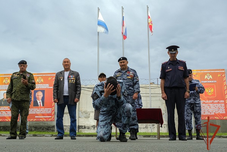 В Республике Алтай молодым сотрудникам ОМОН «Шонкор» вручили черные береты