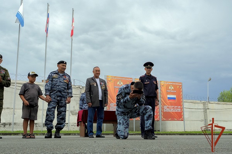 В Республике Алтай молодым сотрудникам ОМОН «Шонкор» вручили черные береты