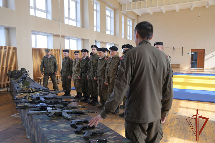 Учащиеся Сибирского кадетского корпуса познакомились с работой Росгвардии