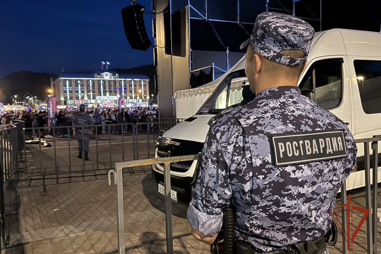 Росгвардия обеспечила безопасность на крупнейшем музыкальном фестивале «ОйноФест-2025» в Горно-Алтайске