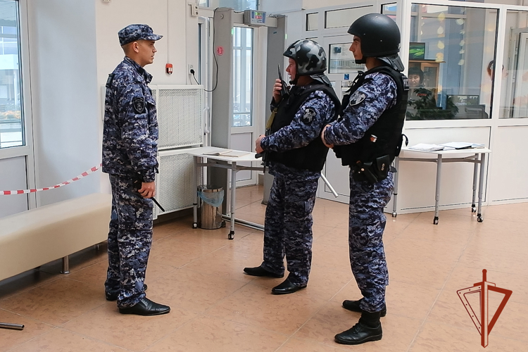 Профилактические мероприятия на избирательных участках с участием Росгвардии проходят в Республике Алтай
