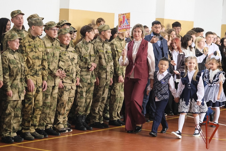 В Республике Алтай Росгвардейцы поздравили воспитанников профильных кадетских классов с началом учебного года