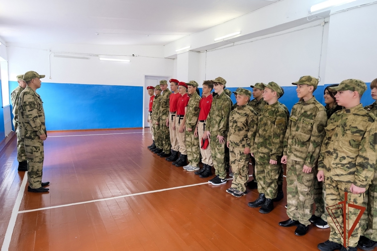 В Республике Алтай Росгвардейцы поздравили воспитанников профильных кадетских классов с началом учебного года