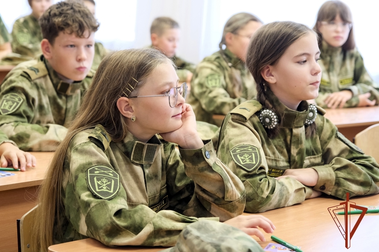 В Республике Алтай Росгвардейцы поздравили воспитанников профильных кадетских классов с началом учебного года