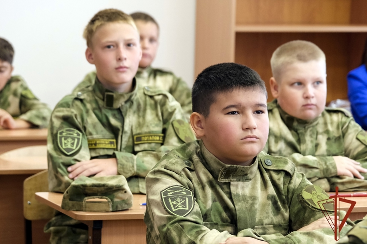 В Республике Алтай Росгвардейцы поздравили воспитанников профильных кадетских классов с началом учебного года