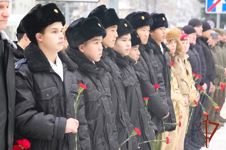 Накануне Дня памяти в Горно-Алтайске росгвардейцы почтили память коллег, погибших при выполнении служебного долга