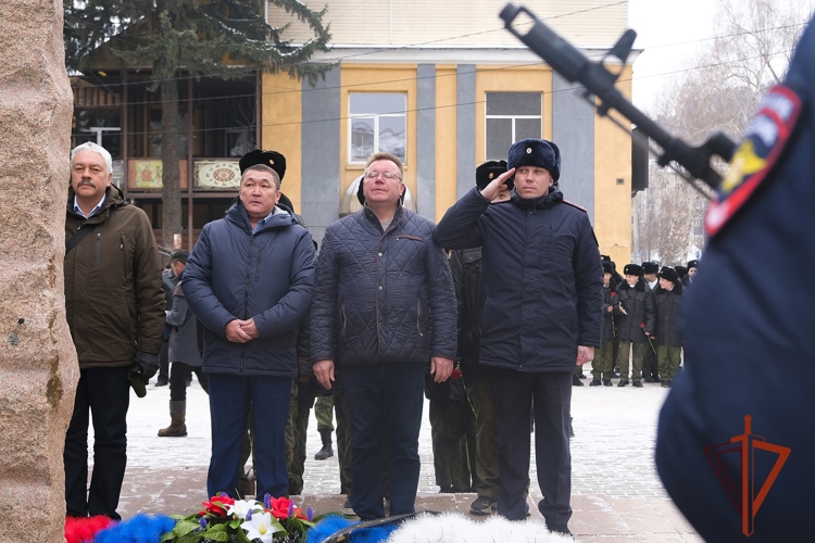 Накануне Дня памяти в Горно-Алтайске росгвардейцы почтили память коллег, погибших при выполнении служебного долга