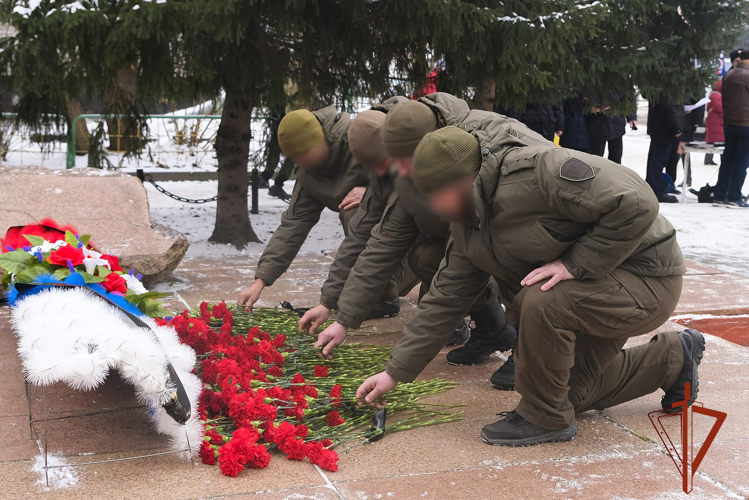 Накануне Дня памяти в Горно-Алтайске росгвардейцы почтили память коллег, погибших при выполнении служебного долга