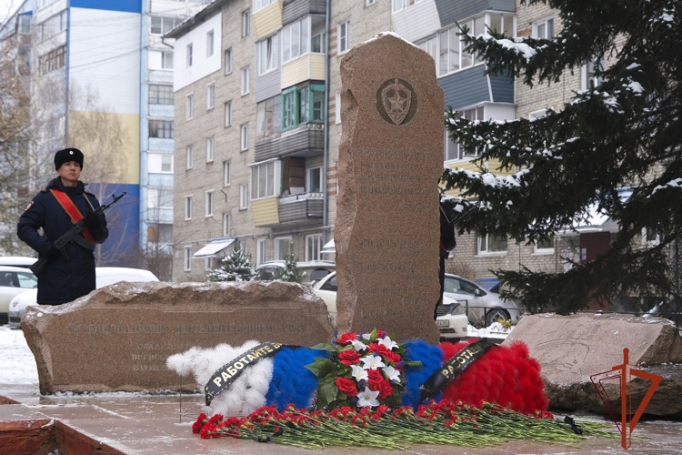 Накануне Дня памяти в Горно-Алтайске росгвардейцы почтили память коллег, погибших при выполнении служебного долга