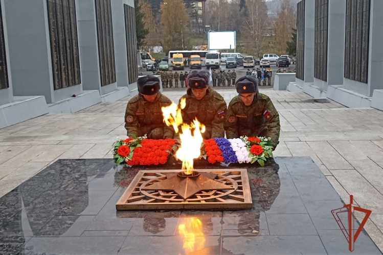 Сотрудники ОМОН провели военно-спортивную эстафету для допризывной молодежи