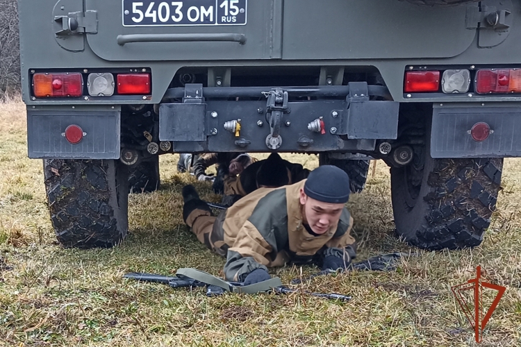 Сотрудники ОМОН провели военно-спортивную эстафету для допризывной молодежи