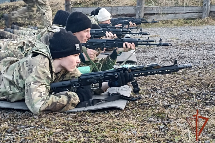 Сотрудники ОМОН провели военно-спортивную эстафету для допризывной молодежи