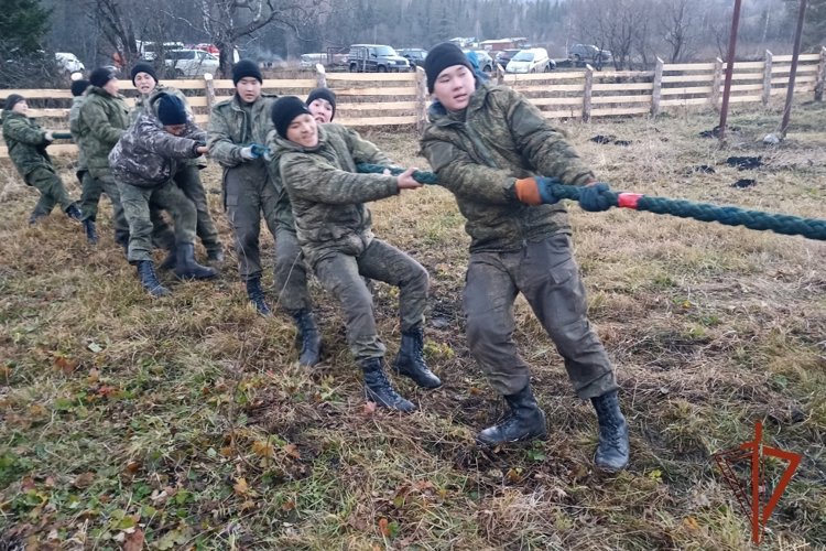 Сотрудники ОМОН провели военно-спортивную эстафету для допризывной молодежи