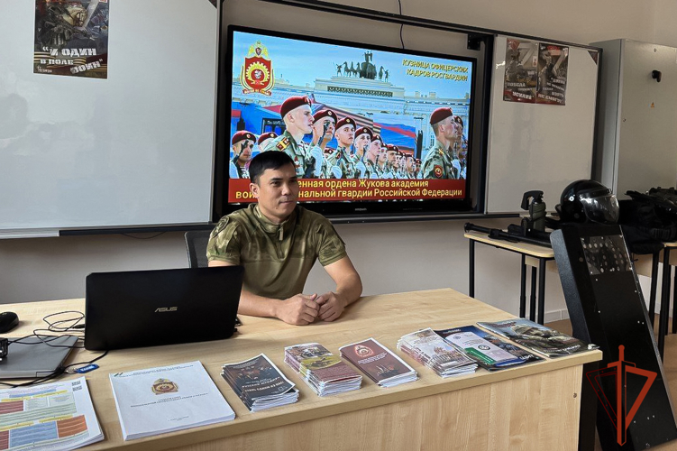Росгвардейцы помогли школьникам из Республики Алтай в выборе будущей профессии