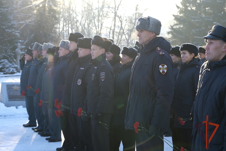 Pосгвардейцы почтили память павших героев в День Неизвестного Солдата
