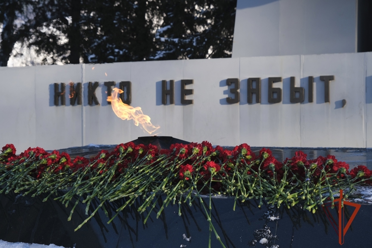 Pосгвардейцы почтили память павших героев в День Неизвестного Солдата