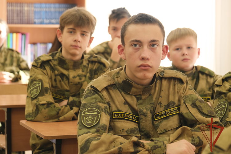  Росгвардейцы поздравили с Новым годом воспитанников профильных классов