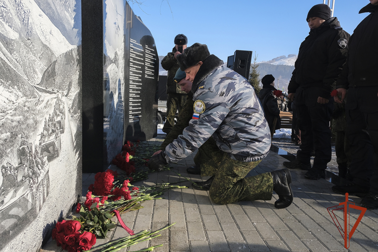 В Республике Алтай росгвардейцы почтили память земляков, погибших в Афганистане