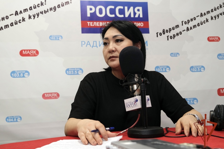 В эфире «Радио России Горно-Алтайск» росгвардеец ответил на актуальные вопросы, связанные с оборотом оружия