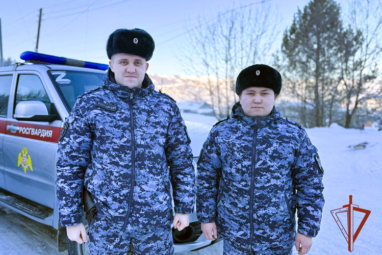  В Республике Алтай росгвардейцы оказали экстренную помощь женщине, потерявшей сознание на улице 