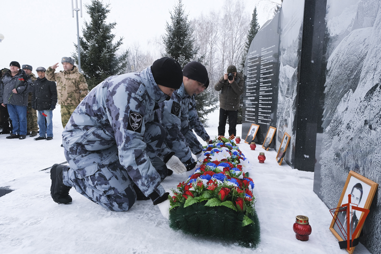 В Республике Алтай почтили память погибших сотрудников ОМОН