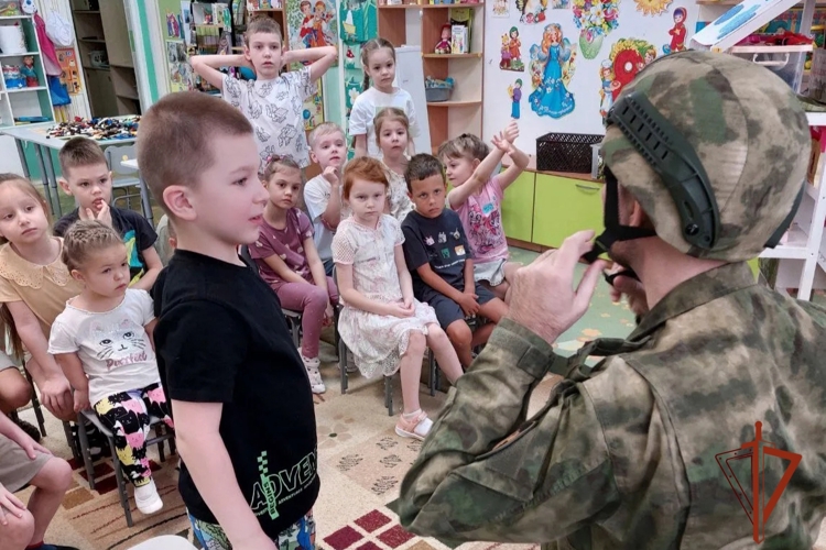 Росгвардейцы провели урок мужества для воспитанников детского сада