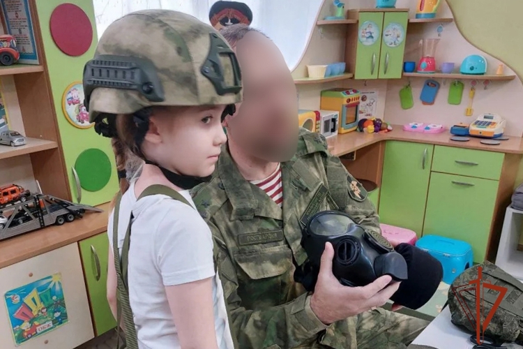 Росгвардейцы провели урок мужества для воспитанников детского сада