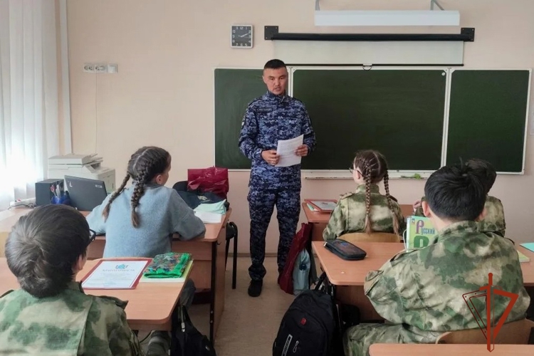 Росгвардеец провел урок пожарной безопасности для школьников