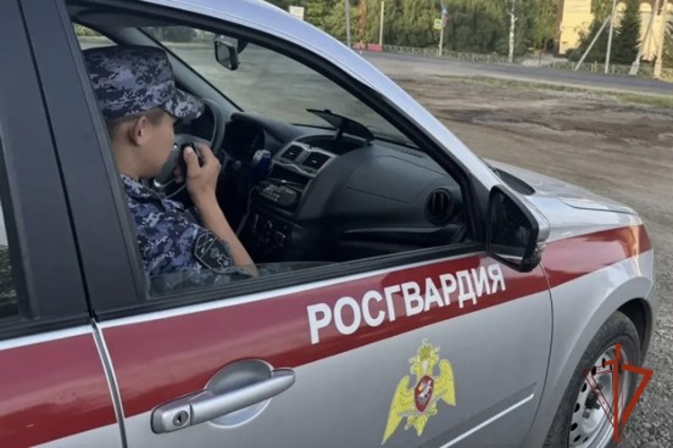 В Горно-Алтайске сотрудники Росгвардии оказали помощь гражданину, потерявшему сознание на улице