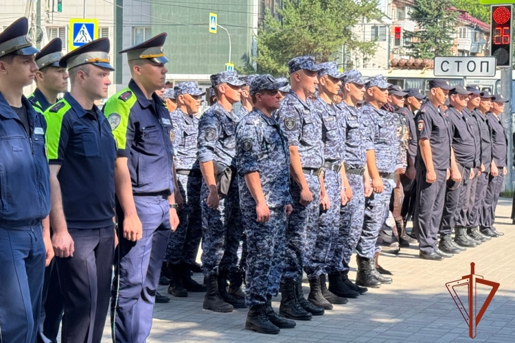 С участием Росгвардии прошел гарнизонный развод сил правопорядка города Горно-Алтайска 