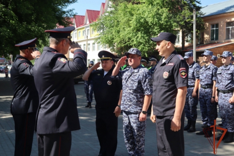 С участием Росгвардии прошел гарнизонный развод сил правопорядка города Горно-Алтайска 