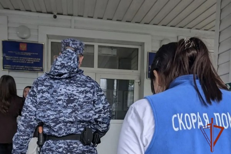 Сотрудники Росгвардии помогли студентке, потерявшей сознание на линейке