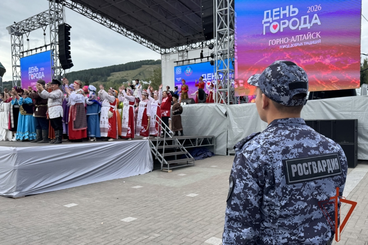 В Горно-Алтайске сотрудники Росгвардии приняли участие в охране общественного порядка во время празднования Дня города