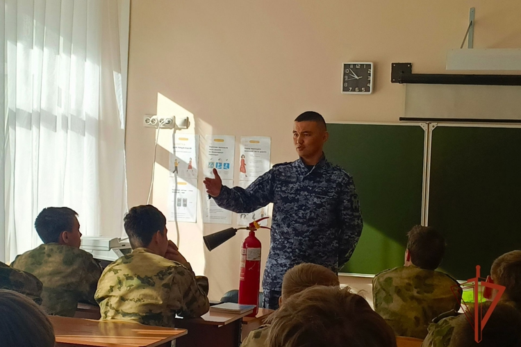Офицер Управления Росгвардии по Республике Алтай провел занятие по мерам пожарной безопасности